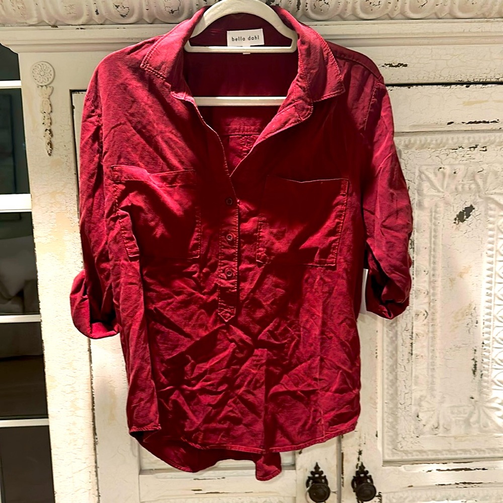 Bella Dahl Two Pocket Classic Button Down NWT in Burgandy Size M